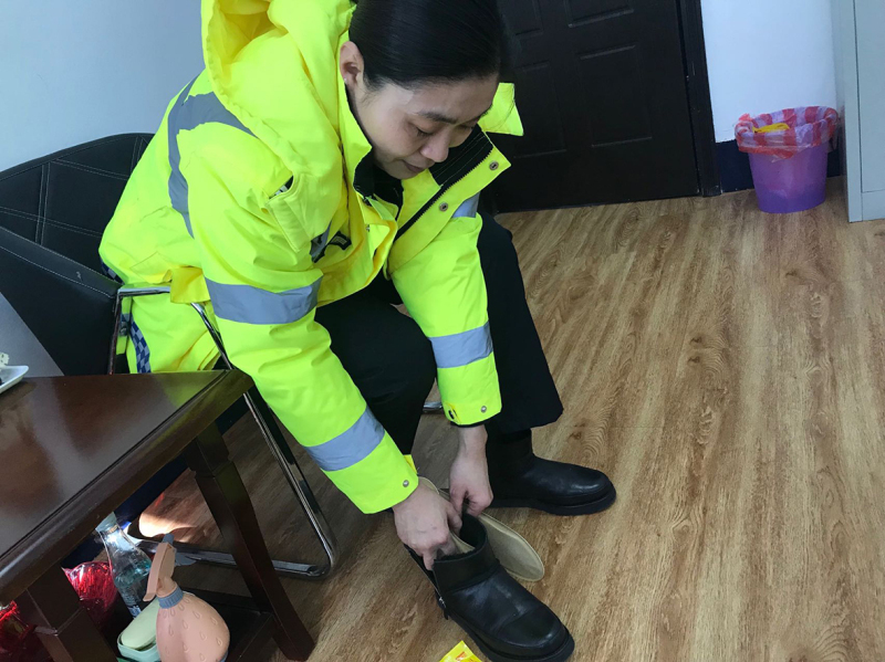拿出早已经凉透的自加热鞋垫
