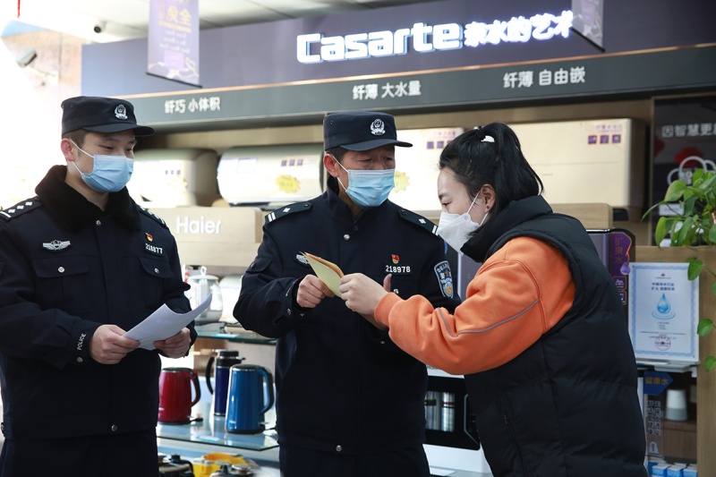 民警面对面宣传