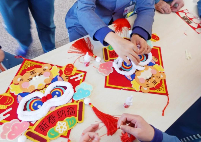 服刑人员制作新春挂件