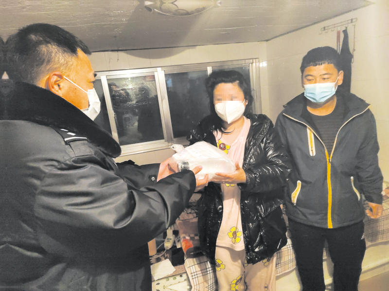 民警将药品送到求助人手中