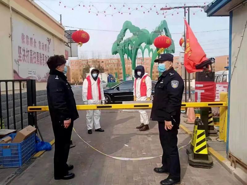 王民（左）和王铁民（右）驻守在居民小区防疫卡点
