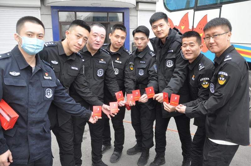 鞍山巡特警无偿献血