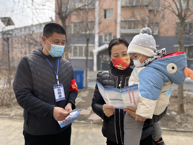 调兵山市司法局办公室主任李伟向辖区群众普及疫情防控法律常识
