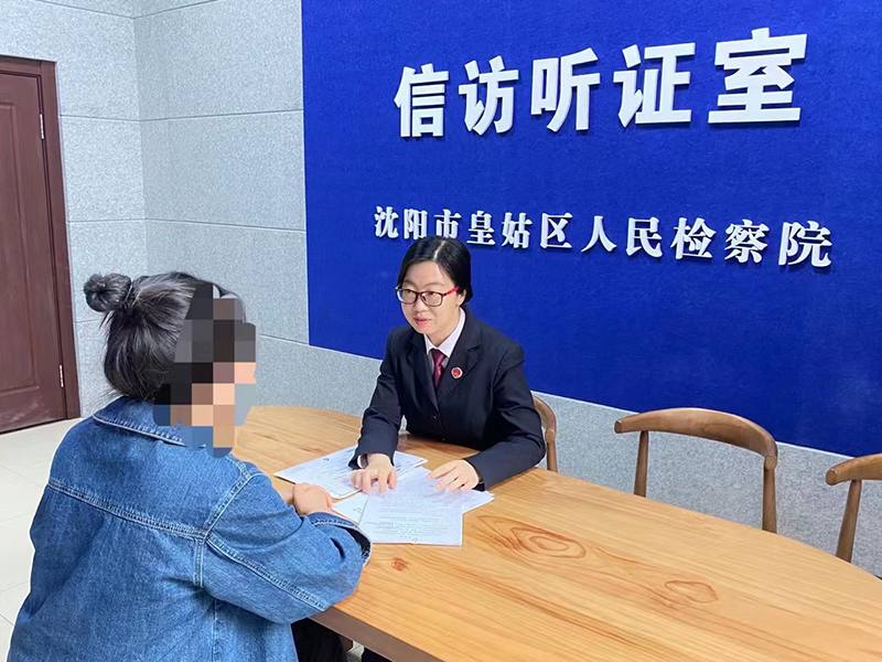 卢丹同志在信访听证室接待上访户，为其讲解相关法律