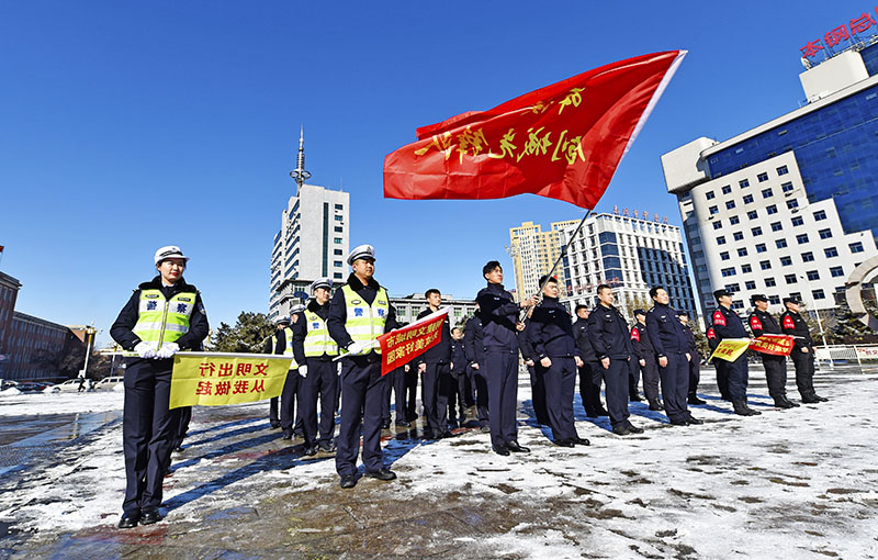 青年民警“创城先锋队”号召居民文明出行