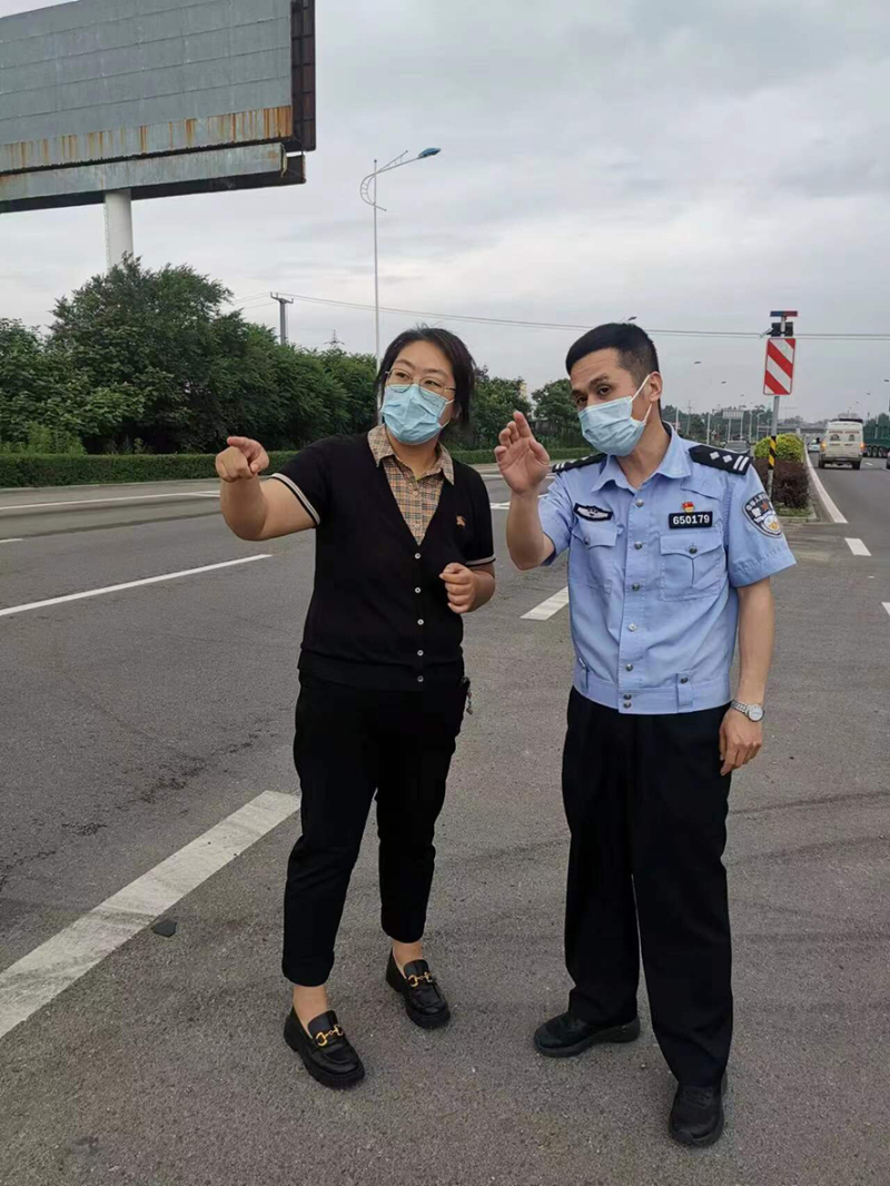 记者跟随金长奇到交通事故点复勘