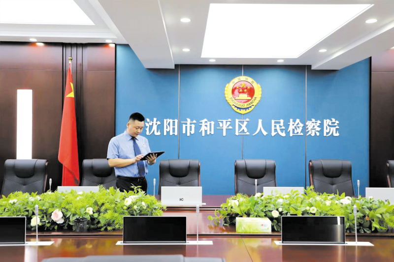工作人员指尖轻触功能键，“无纸化会议系统”进入启动模式。