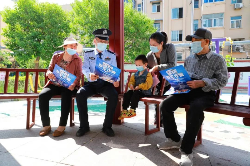 民警深入共建社区开展政策、法律宣传。