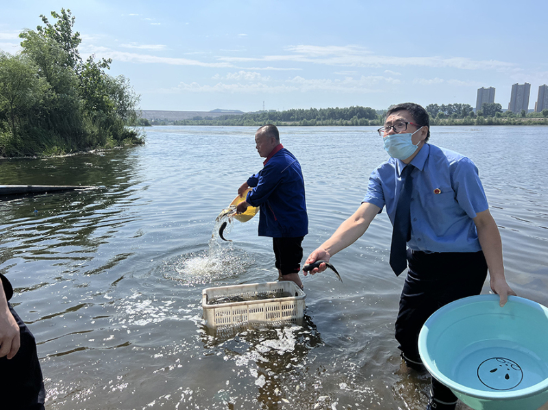 刘来福（右）和金某一起下河放生鱼苗