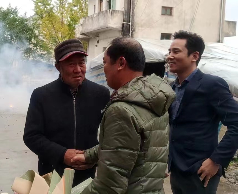张金铎的亲人正在家门口迎接他