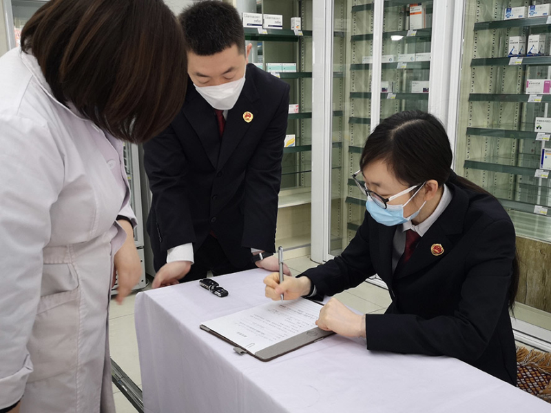 古塔区检察院检察官到药店开展公益诉讼调查。