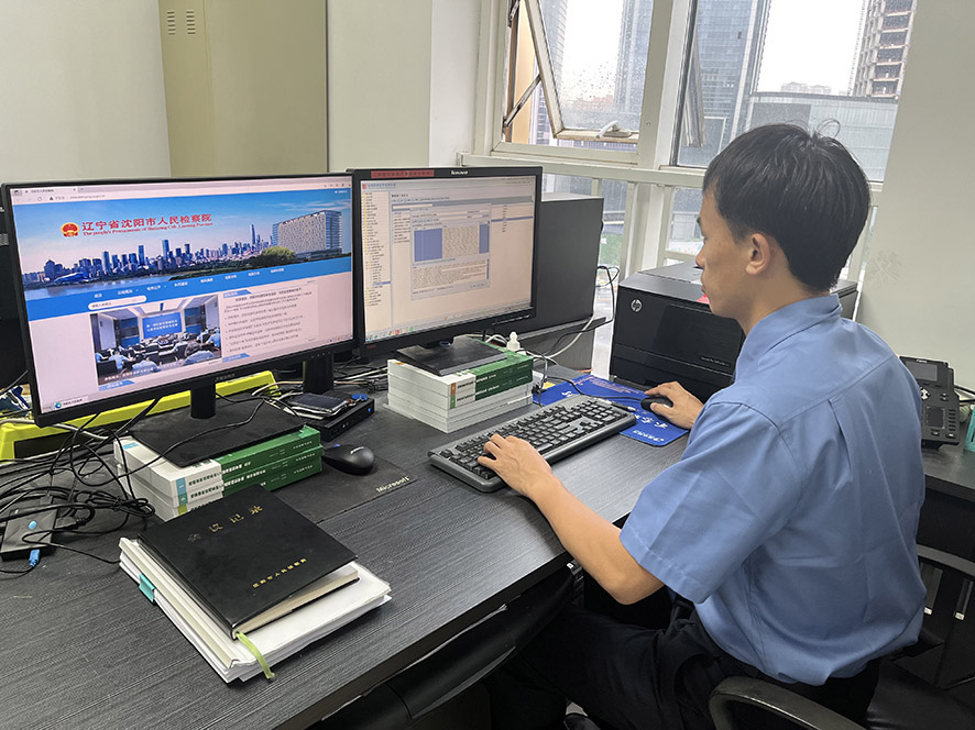 唐虎熟练地操作着全国检察业务应用系统