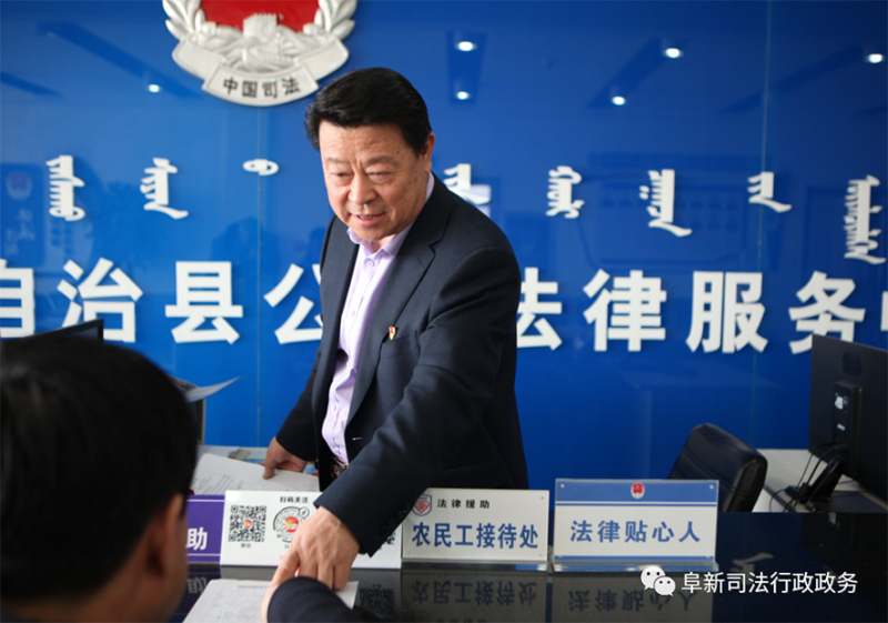 张彪为群众答疑解惑