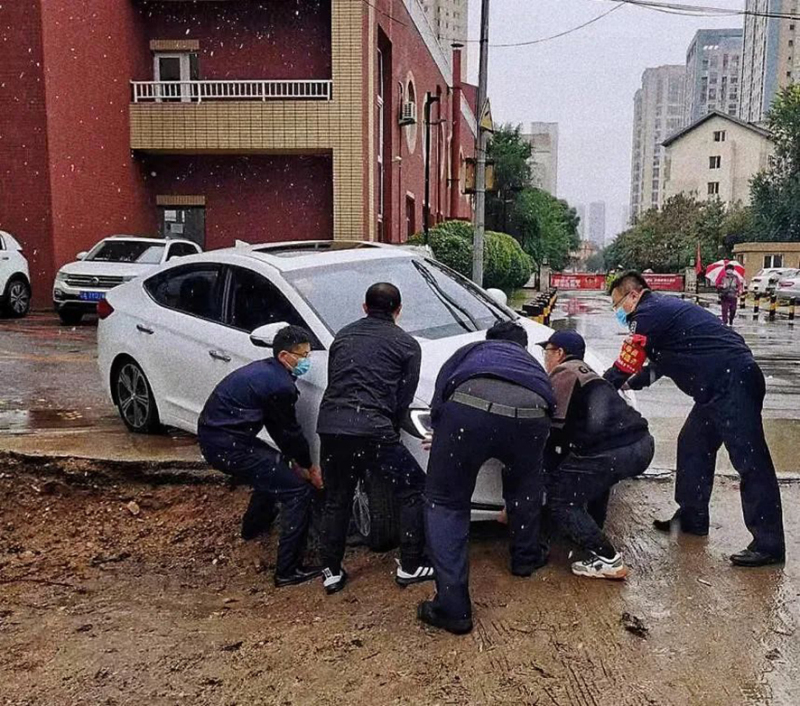 北海派出所民警救助被困车辆。