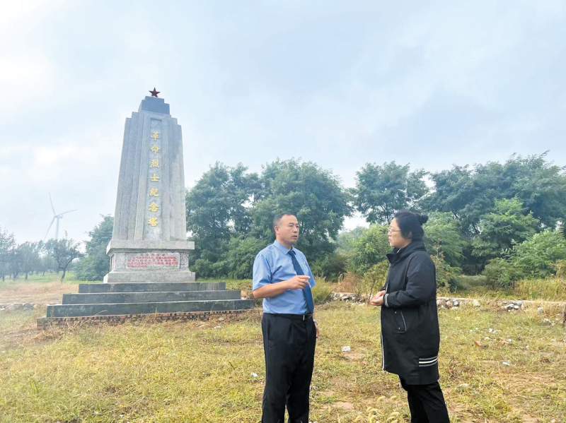 9月22日，记者跟随殷树森到老黑山“革命烈士纪念塔”实地勘查。