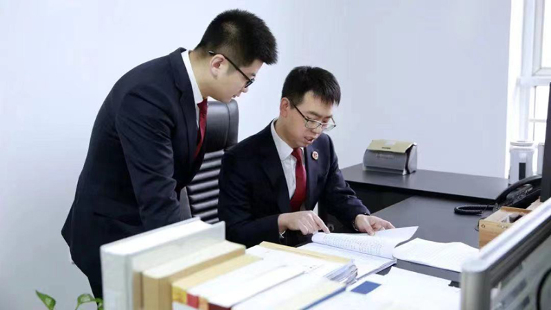 沈阳市检察院干警梳理审查案件证据。