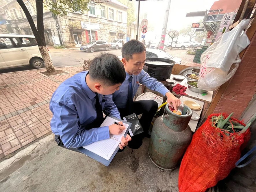 检察官在进行跟踪回访