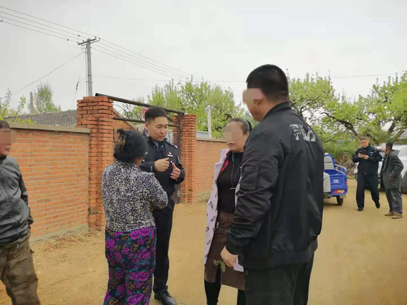 鞍山民警和村干部对当事双方进行调解