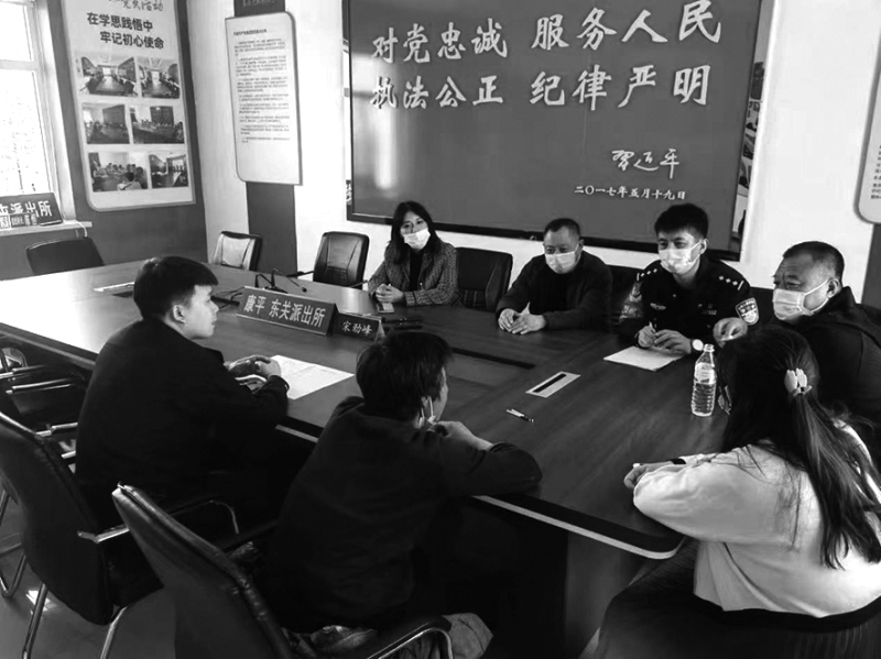 31韩智博（左一）正在调解矛盾纠纷。