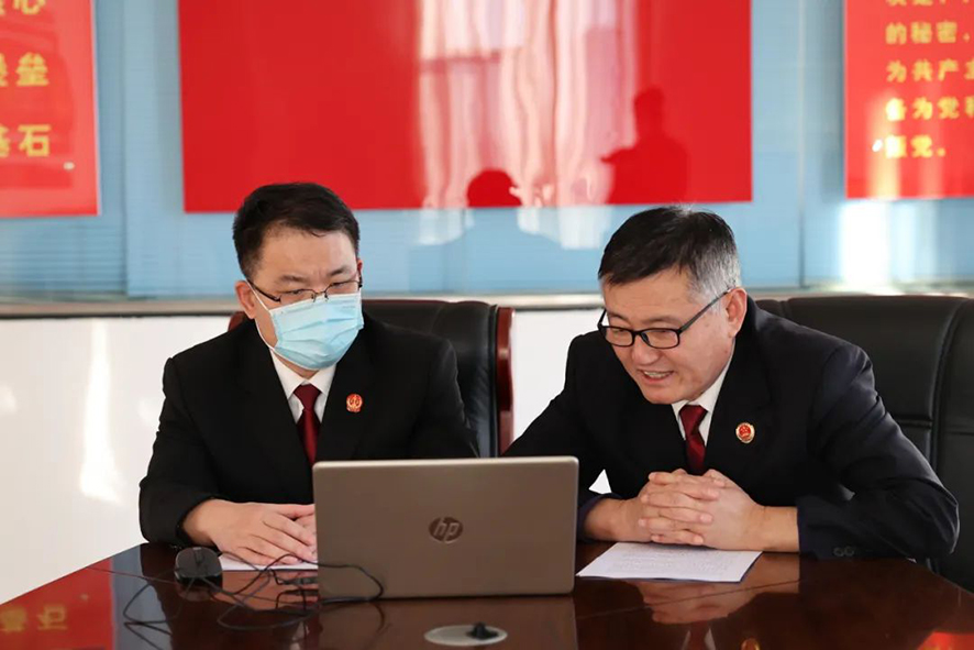 张凯（左）和李丰庆线上回访王某