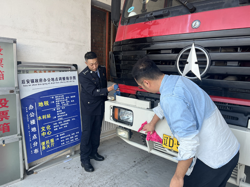抚顺稿1，记者和马梓钦（左）一起为消防车“洗澡”_编辑