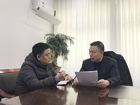 金德建（右）接受记者采访