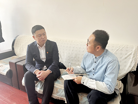 张起超（左）接受记者采访