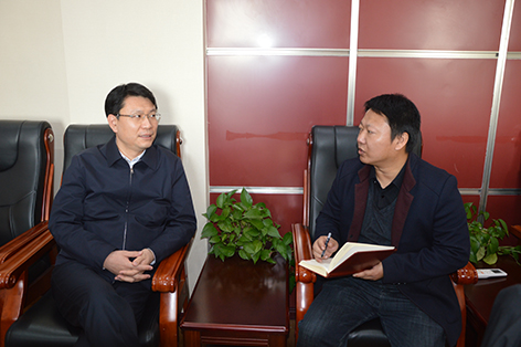 叶强（左）接受记者采访