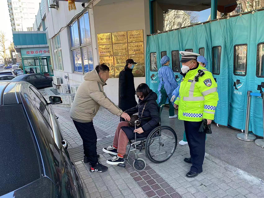 民警帮忙将病人送到急诊室。