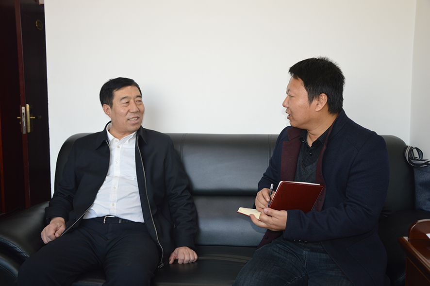 沈连春接受记者采访。