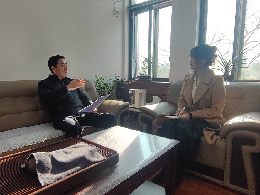 邹学英接受记者采访。