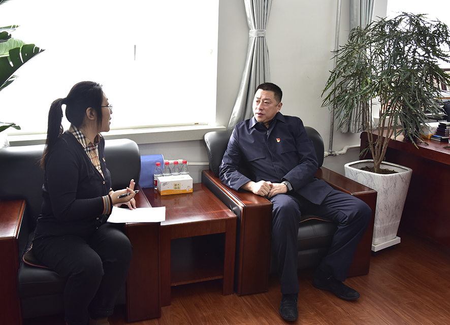 朱洪接受记者采访。