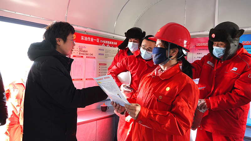 检察干警向油田职工派发宣传单