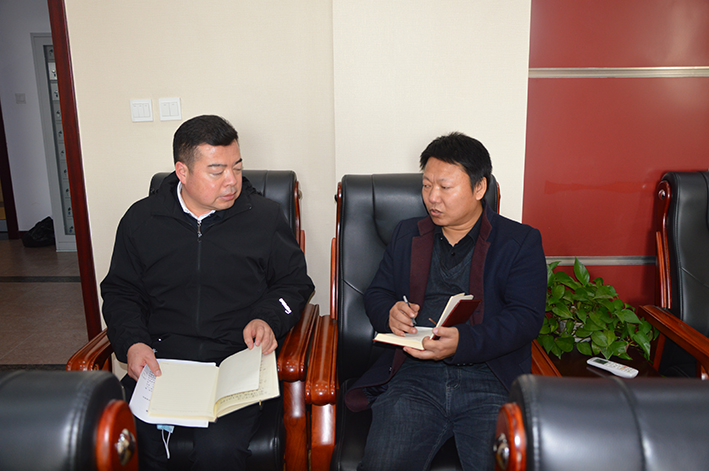 齐威接受记者采访