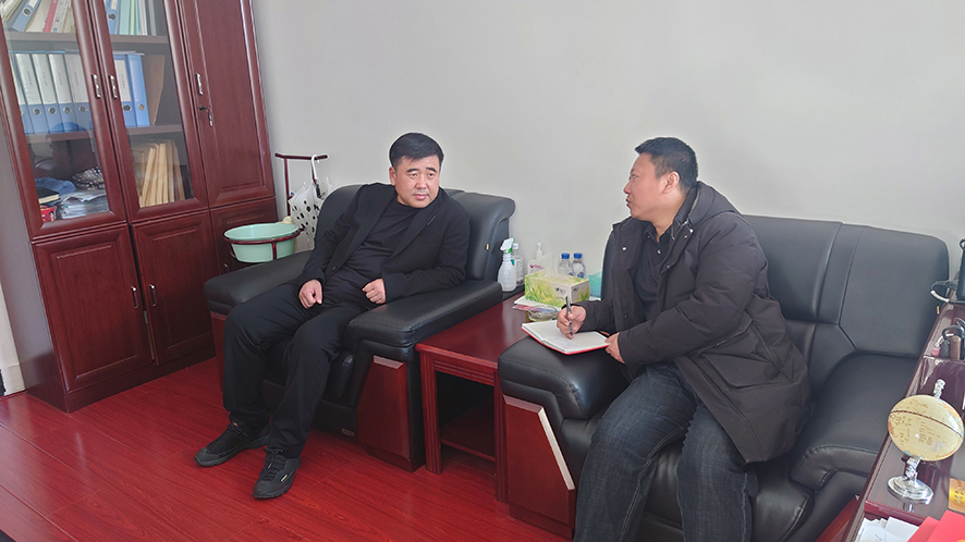 于来接受记者采访。