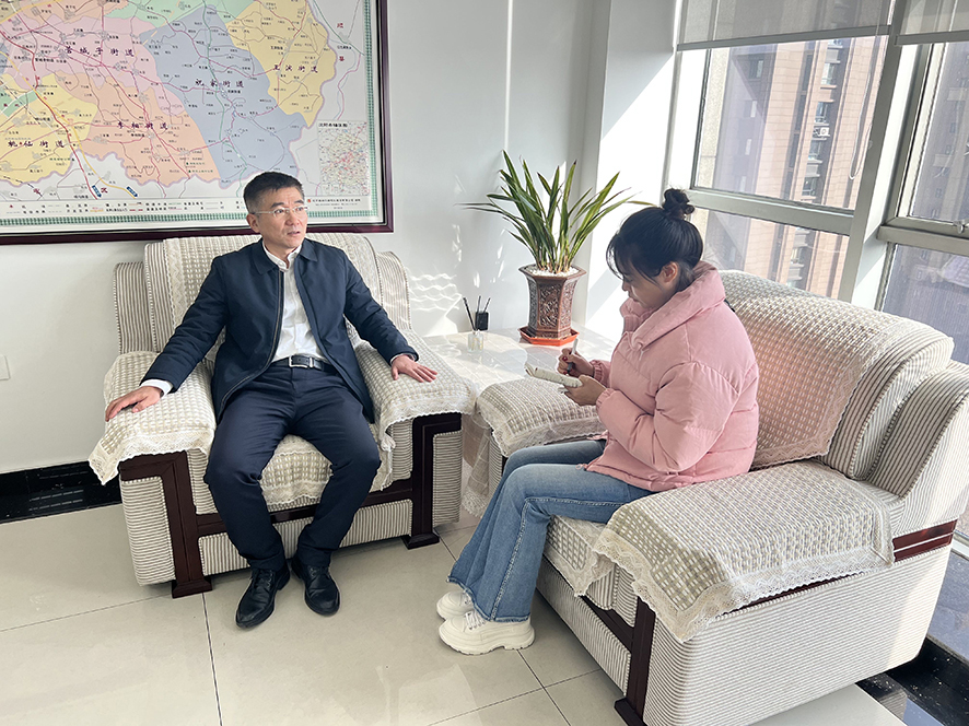 栾枫接受记者采访。