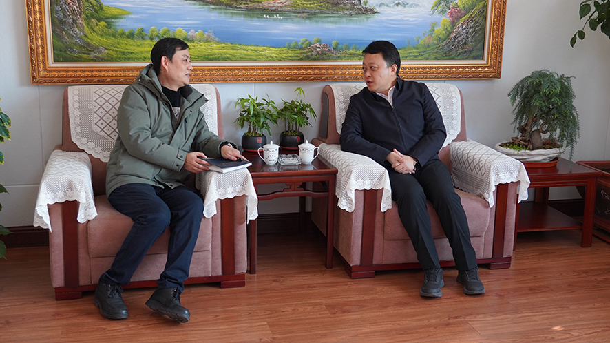 苏伟接受记者采访。