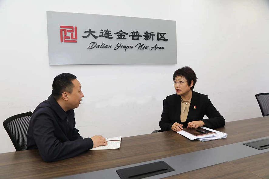 王杰接受记者采访