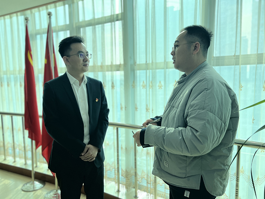 王鲲接受记者采访