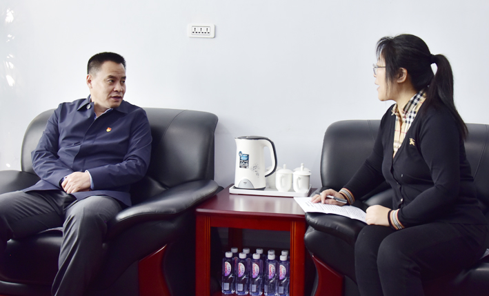 曹旭伟接收记者采访。（锦州）