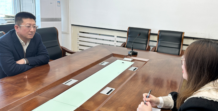 （辽阳）白鹤仲接受记者采访。