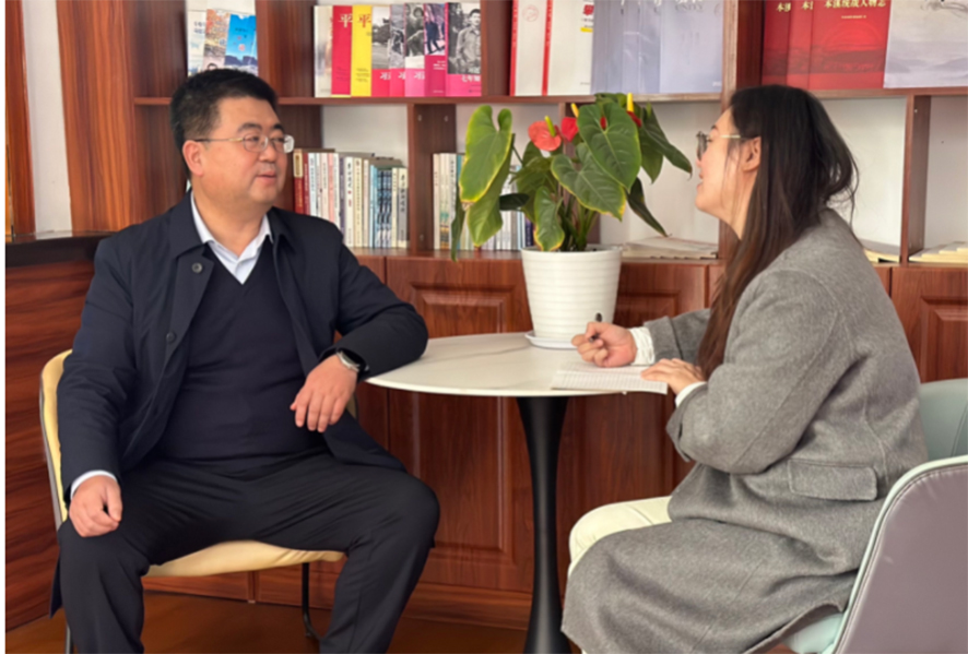 赵策接受记者采访