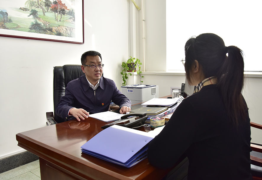 李雷接受记者采访