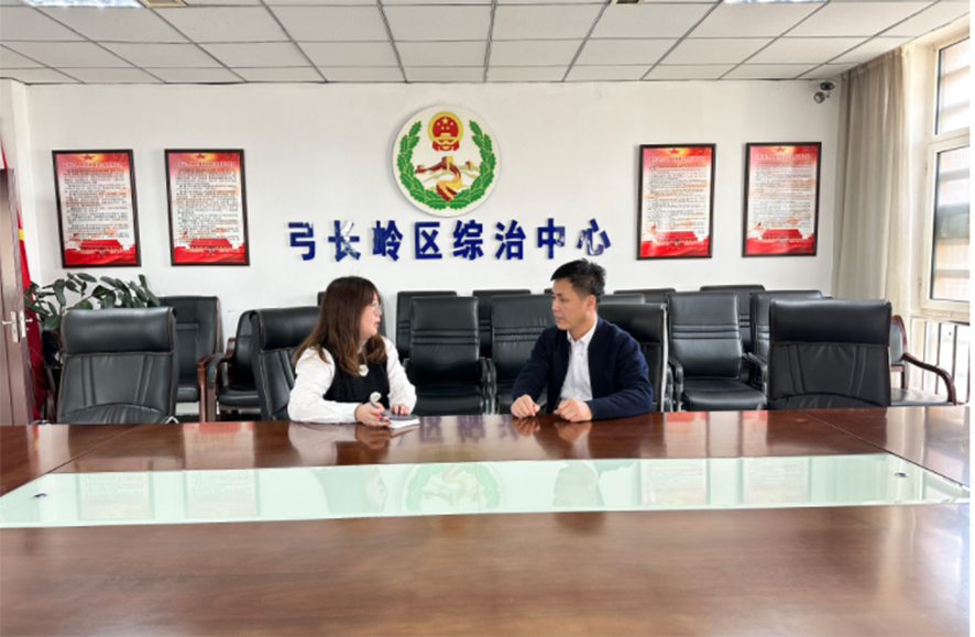 曹忠瑞接受记者采访。