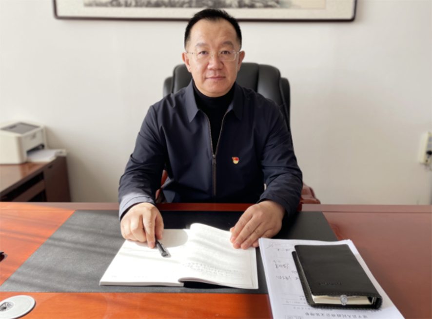 李伟接受记者采访。