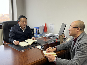 邹立璞接受记者采访。