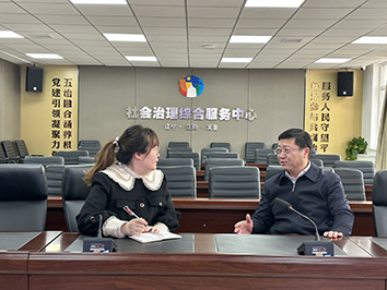 郭英奎接受记者采访。