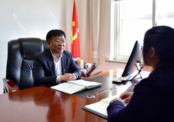 王伟接受记者采访。副本