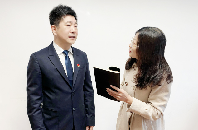 于洪刚接受记者采访。副本