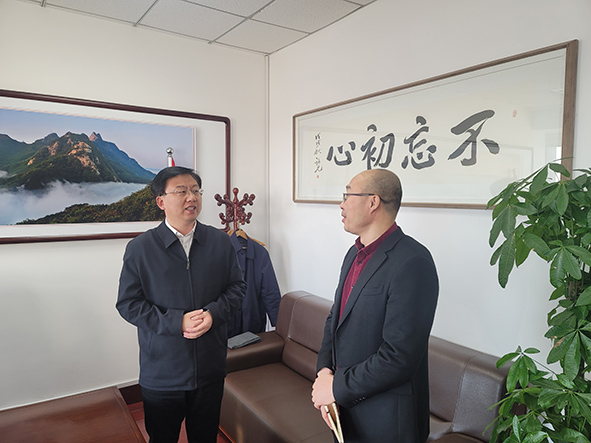 李友接受记者采访。